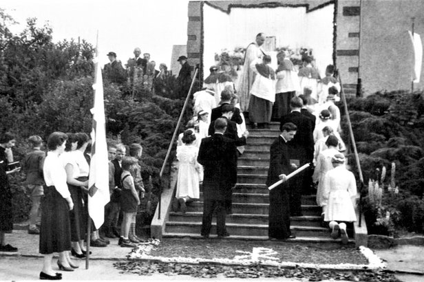 Stationsaltar vor dem Hauptportal der am 22. Mai 1952 benedizierten Heilig-Geist Kirche mit Motiv-Blumenteppich am Fuß der Treppe © 2020 (Repro) G. Wolff