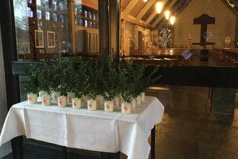 Palmzweige, Osterkerzen, Informationen: sie liegen bereit zum Abholen in der Kirche