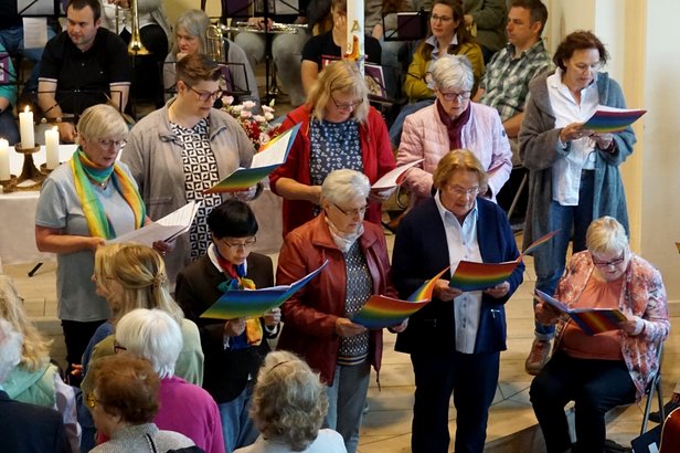 Regenbogen-Sängerinnen verstärkt mit Sängerinnen der katholischen Kirchengemeinde © 2023 G. Wolff