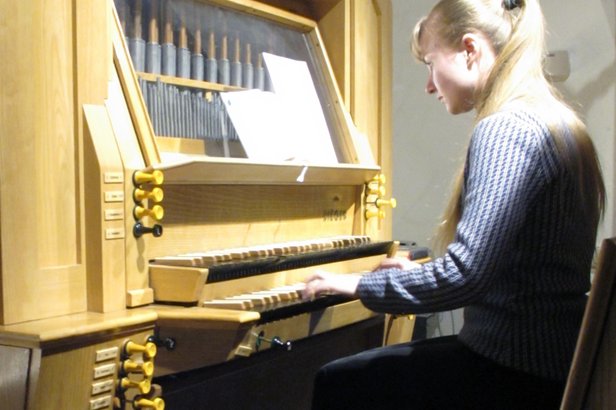 Organistin Anastasiia Yurchenko an der Rieger Orgel © 2023 G. Wolff