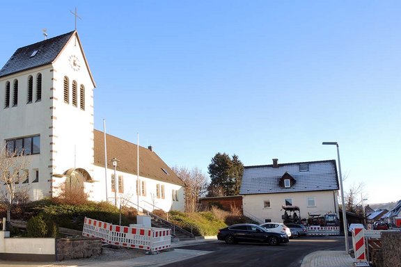 Parkplatz vor Heilig-Geist Kirche in Extertal-Bösingfeld eingeschränkt nutzbar