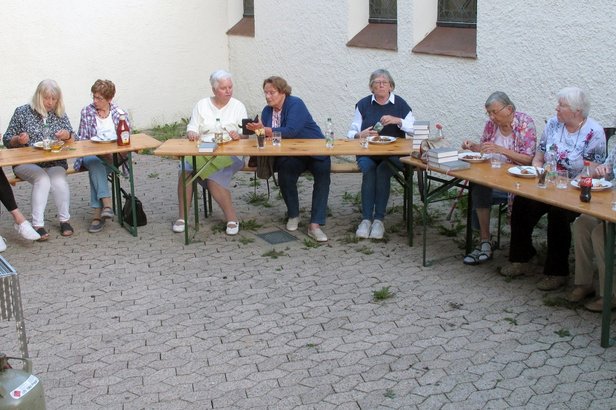Gemeinsam im offenen Tischkreis bei Bratwurst und Salat © 2023 G. Wolff