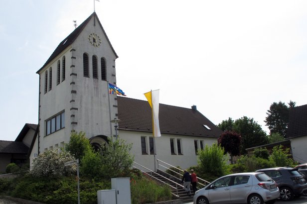 Fahnengeschmückte Heilig-Geist Kirche © 2023 G. Wolff