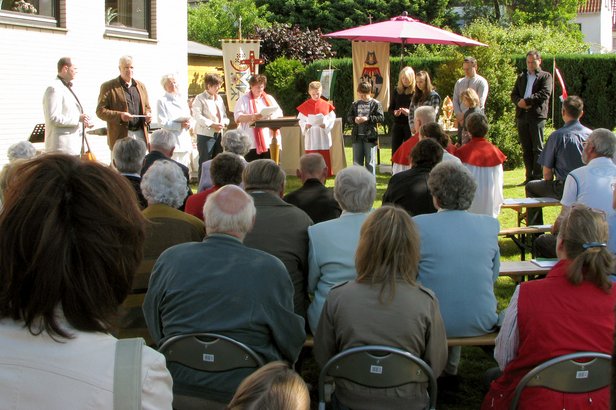 Am 14. Juni 2009 - Sonntag nach Fronleichnam -   wird das Fronleichnamsfest bei strahlendem Sonnenschein erstmals im Pfarrgarten gefeiert. © 2009 G. Wolff