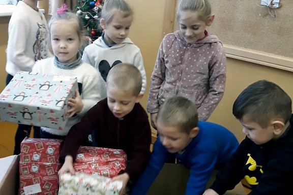 Weihnachtsüberraschungen in Schuhkartons bei Kindern in Medingenai/Litauen angekommen