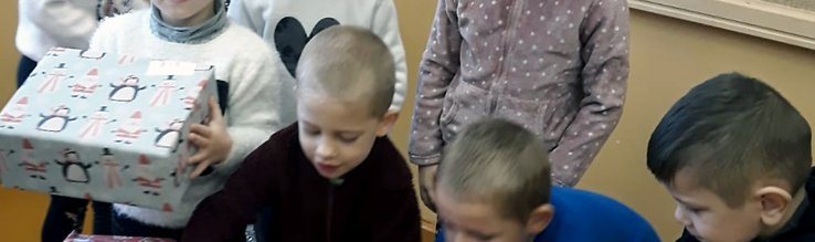 Weihnachtsüberraschungen in Schuhkartons bei Kindern in Medingenai/Litauen angekommen