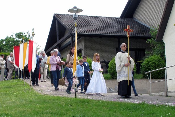 Nach dem Segen zieht die singende Gemeinde wieder in die Kirche ein. © 2023 G. Wolff
