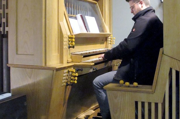 Unser Organist Guido Langer nimmt den Ton des Gesangs der einziehenden Gemeinde auf und trägt den Lobgesang mit erhebendem Orgelspiel in den Kirchenraum. © 2023 G. Wolff