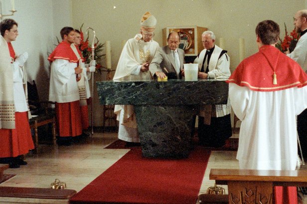 Eine Reliquie des Heiligen Liborius wurde von Weihbischof Paul Consbruch im Reliquiengrab in der Altarplatte beigesetzt und dauerhaft verschlossen. © 1992 G. Wolff