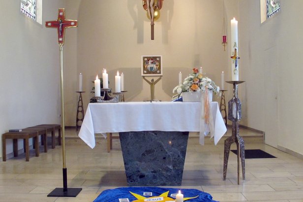 Altarraum ist noch von der Erstkommunionfeier am Vortag festlich geschmückt. © 2023 G. Wolff