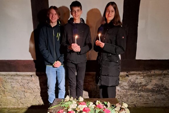 Jugendliche setzen an der ehemaligen Synagoge ein Zeichen