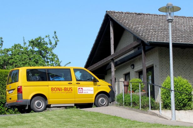 BONI-BUS aus Lemgo parkt vorm Gemeindehaus St. Josef in Extertal-Bösingfeld  © 2023 G. Wolff