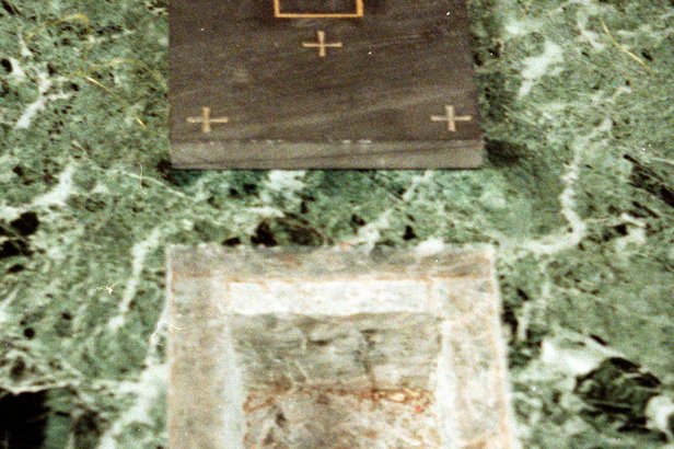 Offenes leeres Reliquiengrab im Altar der Heilig-Geist Kirche in Extertal-Bösingfeld  © 1992 G. Wolff