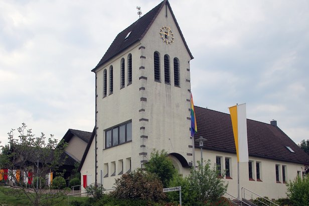 Am 08. Juni 2023 wird das Fronleichnamsfest erstmals wieder mit einem Stationsaltar vor dem Gemeindehaus St. Josef gefeiert. Dafür ist die Kirche Heilig-Geist Bösingfeld feierlich geschmückt © 2023 G. Wolff