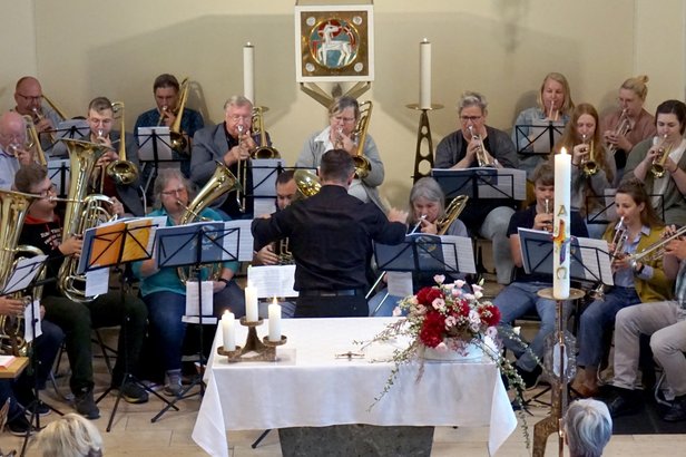 Gemeinsamer Posaunenchor mit Mitgliedern aus den evangelischen Extertaler Kirchengemeinden im Chorraum der katholischen Heilig-Geist Kirche © 2023 G. Wolff